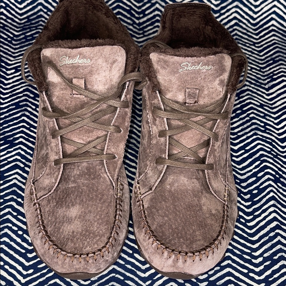 Skechers Women 10 walking boots with a brown suede upper and faux fur